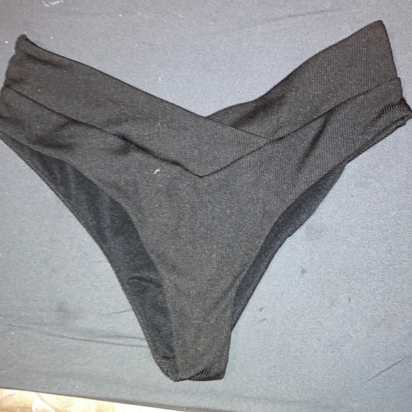 SHEIN black bikini top medium and SHEIN black cross in the front bottoms medium - Picture 3 of 6